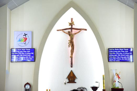 The Evolution of the Handbag: Function, Status, and Design Iconography